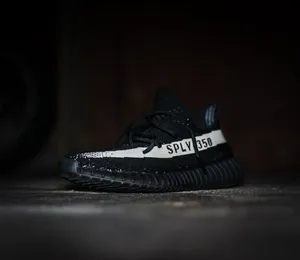 Sneaker Yeezy Boost 350 Black And White Wallpaper