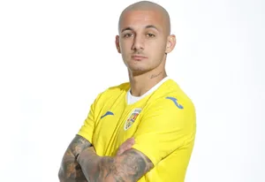 Soccer Playerin Yellow Jersey Wallpaper