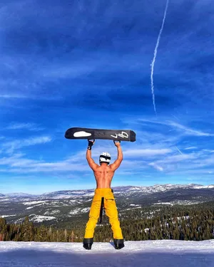 Song Yadong Back View Wallpaper