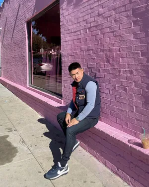 Song Yadong Sitting By Cute Purple Wall Wallpaper