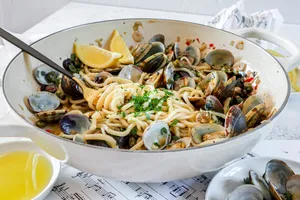 Spaghetti Alla Vongole With Lemon And Olive Oil Wallpaper