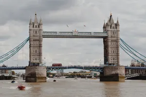 Speed Boats Under Tower Bridge Wallpaper