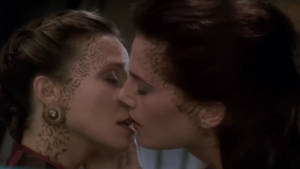 Star Trek Girls Kissing Wallpaper