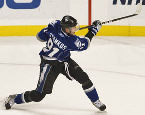 Steven Stamkos Tampa Bay Lightning Ice Hockey Stunt Wallpaper