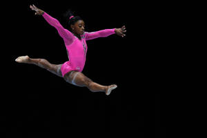 Stunning Simone Biles Split Leap Wallpaper