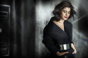 Stylish Kajol In Black Wallpaper