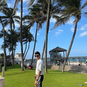 Su Mudaerji Relaxing Near Beach Wallpaper