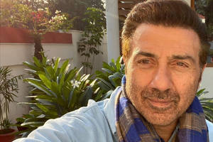 Sunny Deol Selfie Wallpaper