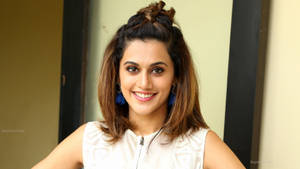 Taapsee Pannu Chic Fashion Style Wallpaper