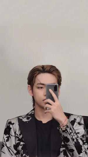 Taehyung Mirror Selca Wallpaper