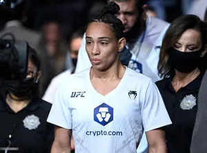 Taila Santos Pouting Wallpaper