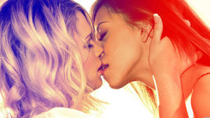 Tender Women Kissing Wallpaper