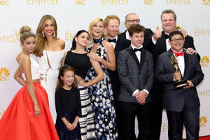 The Cast Of Modern Family At 2014 Emmys Wallpaper