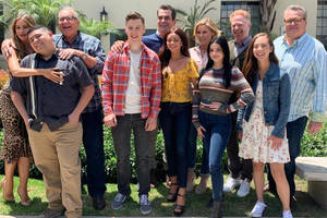 The Cast Of Modern Family At Their Last Table Read Wallpaper