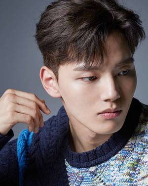 The Charismatic Yeo Jin Goo With Short Hair Wallpaper