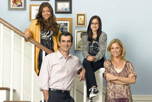 The Dunphy Family - The Wacky, Lovable Domestic Unit At The Center Of Modern Family. Wallpaper
