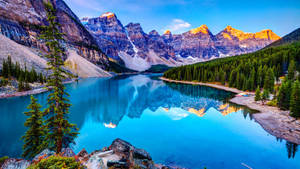 The Natural Beauty Of Moraine Lake In Banff National Park Wallpaper