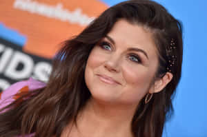 Tiffani Thiessen Smiling Elegantly Wallpaper