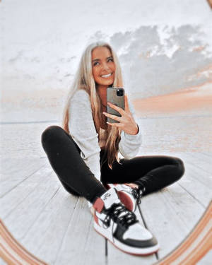 Tiktok Personality Addison Rae Pfp On The Beach Wallpaper