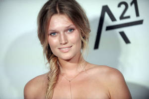 Toni Garrn In Braids Wallpaper