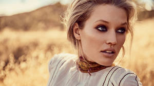 Toni Garrn With Dark Make-up Wallpaper