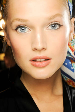 Toni Garrn With Make-up Wallpaper