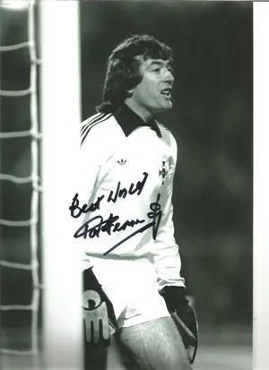 Tottenham Hotspur Goalkeeper Pat Jennings Monochrome Portrait Wallpaper