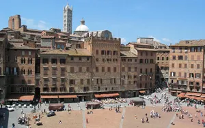 Tourist Visiting Piazza Del Campo In Siena Wallpaper