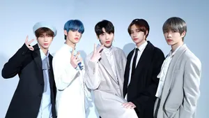 Txt Peace Hand Sign Wallpaper