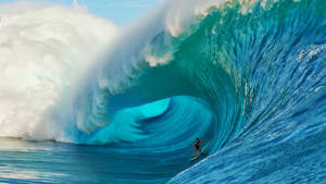 Ultra Hd Surfing In Wave Laptop Wallpaper