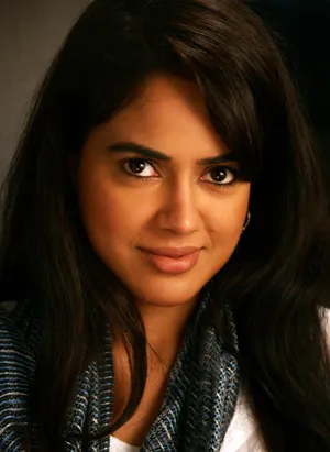 Vaaranam Aayiram Smiling Meghna Close-up Wallpaper