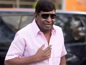 Vadivelu With A Black Car Wallpaper