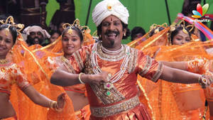 Vadivelu With Indian Dancers Wallpaper