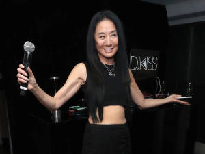 Vera Wang Holding A Microphone Wallpaper