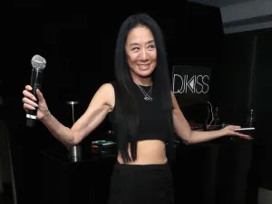Vera Wang Holding A Microphone Wallpaper