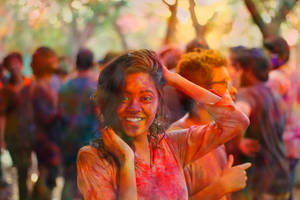 Vibrant Holi Celebration With Beautiful Indian Girl Wallpaper