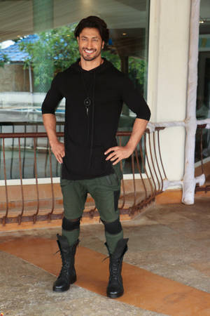 Vidyut Jamwal In Stylish Cargo Boots Wallpaper