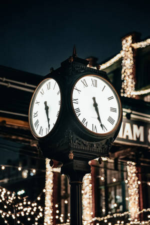 Vintage Post Clock Wallpaper