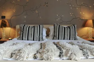 Vivacious Bed Fur Linens Wallpaper