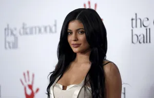 White Dress Kylie Jenner 4k Wallpaper