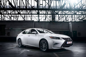 White Lexus Es 200 Warehouse Wallpaper