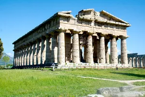 White Paestum Sunny Wallpaper