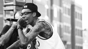 Wiz Khalifa Black And White Rapping Wallpaper