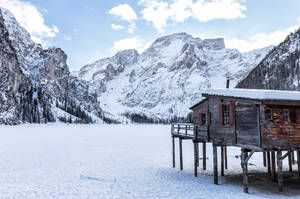 Wooden Lodge Windows Winter Wallpaper