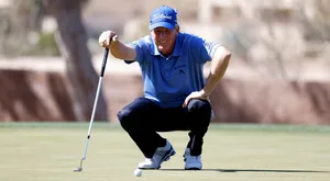 Woody Austin Squatting In A Field Wallpaper