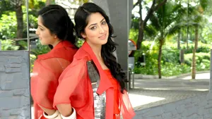 Yami Gautam Mirror Wallpaper