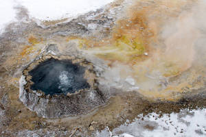 Yellowstone National Park Chinese Spring Wallpaper