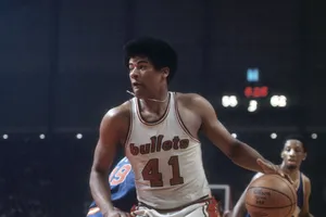 Young Wes Unseld Playing For The Washington Bullets. Wallpaper