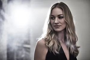 Yvonne Strahovski In Black Outfit Wallpaper