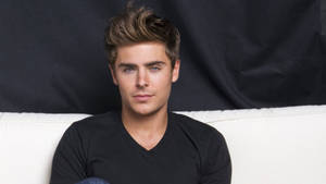 Zac Efron Strikes A Pose For A Photoshoot Wallpaper